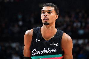 米奇谈文班垃圾话：他很直率 对抗中以竞争方式流露出来我不意外