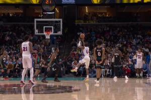 😲这什么神仙！半场最后一攻 马克西超难躲防守拉杆三分轰进！