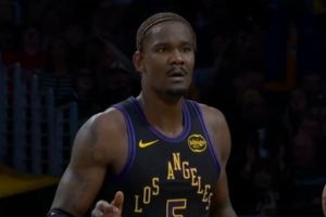 拉拉维亚倒地救球助詹姆斯上篮 但艾顿提前被吹进攻犯规&人都懵了