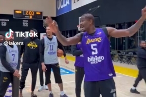 湖人众将为詹姆斯庆生：艾顿激情指挥唱歌 里夫斯戴皇冠动作