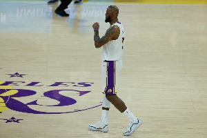 是否觉得需要自己持球？詹姆斯：不 无论怎样能帮到球队就行