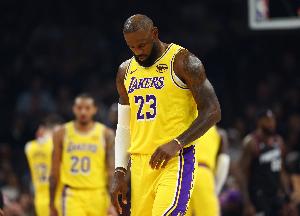 詹姆斯：我们有太多导致对方直接得分的失误 这让我们难追回比分