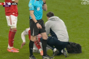 😷加布里埃尔疑似出现伤情被换下，还被因卡皮耶不慎踩到手指