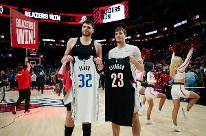 昨日赛后克林根和弗拉格交换球衣 两人自小相识&母亲是大学队友