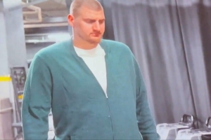 行动基本没问题！约基奇赛前自己走路入场 有点跛行但不用拄拐