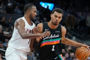 近3季仅2人单场砍至少15分10板5助5帽&命中率70%+：小莫布里 文班