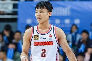 媒体人：徐杰被队友背着回酒店 脚上啥也没有 没什么大问题