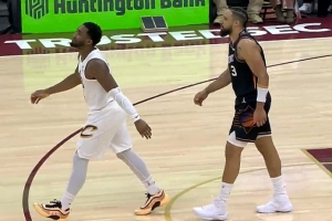 不要上头！狄龙单打米切尔撤步中投 但发球前撞倒米切尔送罚球