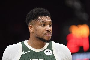 防守强度也拉满！尚帕尼快攻上篮遭遇字母哥追身大帽