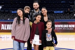 幸福的一家六口！库里晒家人合照：库里一家 迎接2026年！