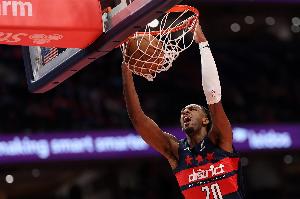 现任队友也很有默契！米德尔顿和萨尔挡拆配合 助飞萨尔空接暴扣