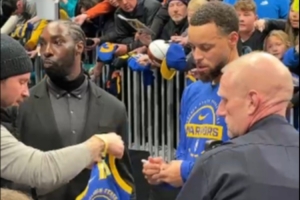 村里的大人物！库里重回家乡夏洛特 为客场球迷耐心签名