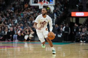 状态不错！加兰不看人妙传小莫布里暴扣 随后追身三分再进！