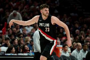 找回场子！克林根拼下前场篮板背身单打切特 转身挤过起飞暴扣