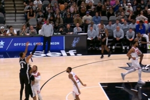 隔山打马？布伦森推卡斯尔撞到文班 被吹犯规送文班三罚