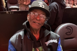 爱德华兹回家乡亚特兰大打客场！祖父现场穿森林狼装备支持！