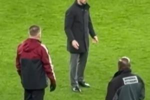 一脸懵📹阿尔特塔赛后到处找埃梅里，最终维拉工作人员与他握手