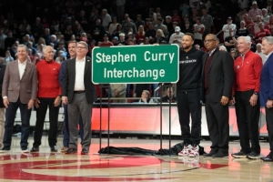 库里晒“库里30号立交”路牌：永远勇敢追梦 全程心怀感恩！