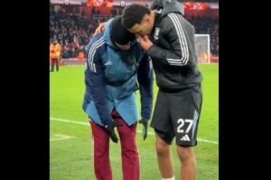 因伤缺战维拉！赖斯赛后向罗杰斯示意自己膝盖肿胀：太糟糕了