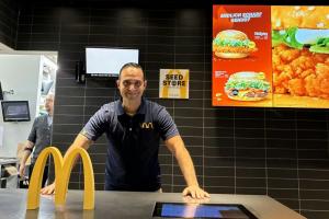 渴望稳定！46岁前德甲主帅转型成为餐厅经理，如今管理2家麦当劳