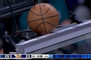 超级高水平！波杰姆斯基三分不中 球弹到计时器上