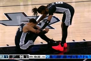 😭不要啊！文班抢篮板落地疑似过度伸展啊…一瘸一拐回更衣室