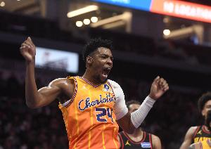 活力十足！布兰登·米勒连送战斧劈扣 半场16中8砍最高19分