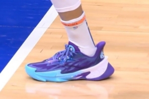 库里2025收官战穿回了UA！上脚Curry Series 7！