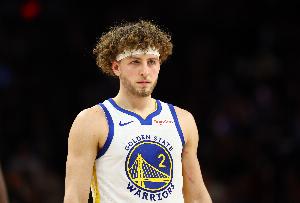 神来之笔！波杰姆斯基弧顶金鸡独立 抢投三分压哨命中