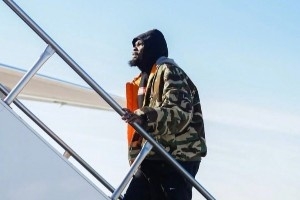 火箭明日客战篮网！众将登机照 KD迷彩外套意气风发 申京一脸忧郁