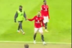 📹曼联1-1狼队赛后，库尼亚愤怒比手势，疑似与球迷发生不愉快