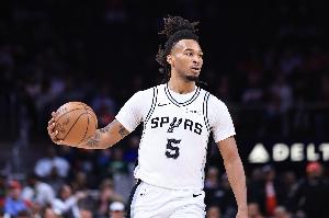 还是铁啊！卡斯尔半场6中0&三分3中0仅靠罚球得1分 另有2板5助