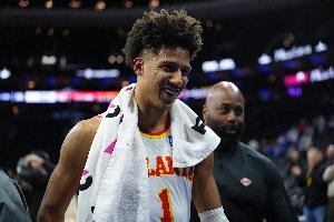 老鹰新核！杰伦·约翰逊12月场均砍下25.8分11.2篮板10.1助攻