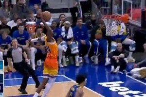 一飞冲天！布兰登·米勒抢断反击 起飞滑翔再献战斧暴扣