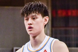 曾凡博的比赛感觉很不错 现在北京男篮的核心阵容只差陈盈骏一个