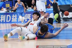 万幸！记者：徐杰的骨头和韧带没事 只是硬伤 应该问题不是很大