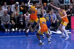 幸无大碍！库里急停横移时右脚踝有些扭到 鞋还在地板磨出一道印