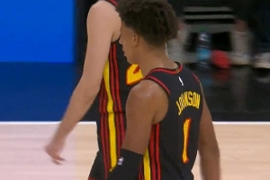 攻势如潮！杰伦·约翰逊抢断反击抡圆单臂战斧 老鹰领先20+！