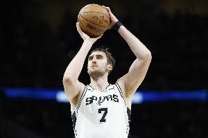 神来之笔！科内特捡到前场篮板 失衡强投打2+0并造唐斯6犯离场