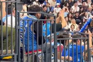 胡明轩站上罚球线 北京主场球迷大喊“北京欢迎你”