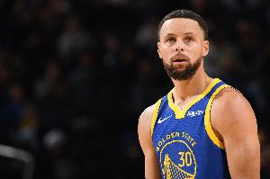 白费劲！库里1挡2后追梦突破暴扣 但被吹掩护犯规进球无效