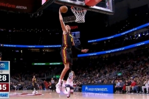 10-0进攻波！里萨谢反击击地妙传 波尔津吉斯快下单臂暴扣！