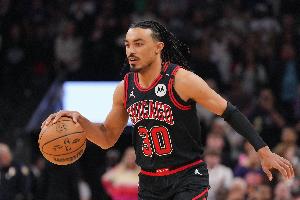 太秀了！特雷·琼斯变向晃倒霍金斯助攻队友得分