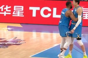 火气很大！周琦喋喋不休抱怨判罚！吃T后气的摘下护目镜怒喷！