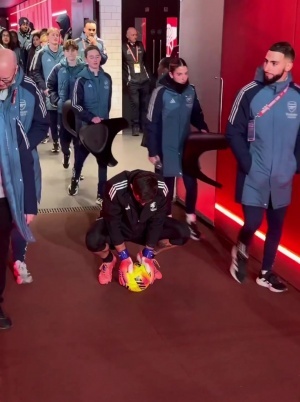 这是在干什么？大马丁热身时蹲在通道中央，阿森纳人员纷纷绕道