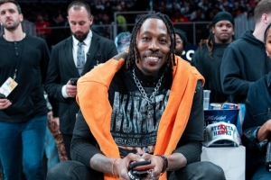 回老家看球！魔兽霍华德现身老鹰主场看比赛！