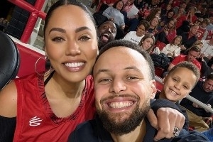 阿耶莎晒照不忘秀恩爱：以一次母子公路之旅结束了这一年！