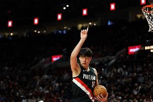 篮板+1！亚历山大抛投不中 杨瀚森单手稳稳保护下后场篮板