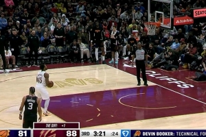 手臂被划出长血痕！布克上篮疑似被犯规没吹&贴脸怒喷裁判吃T