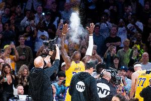 眼睛里进镁粉啥感觉？詹姆斯：我其实感觉不到这些东西